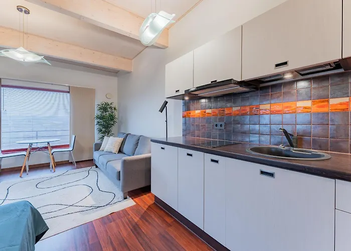 Keskuse Ja Ranna Vaheline In Between The Center&the